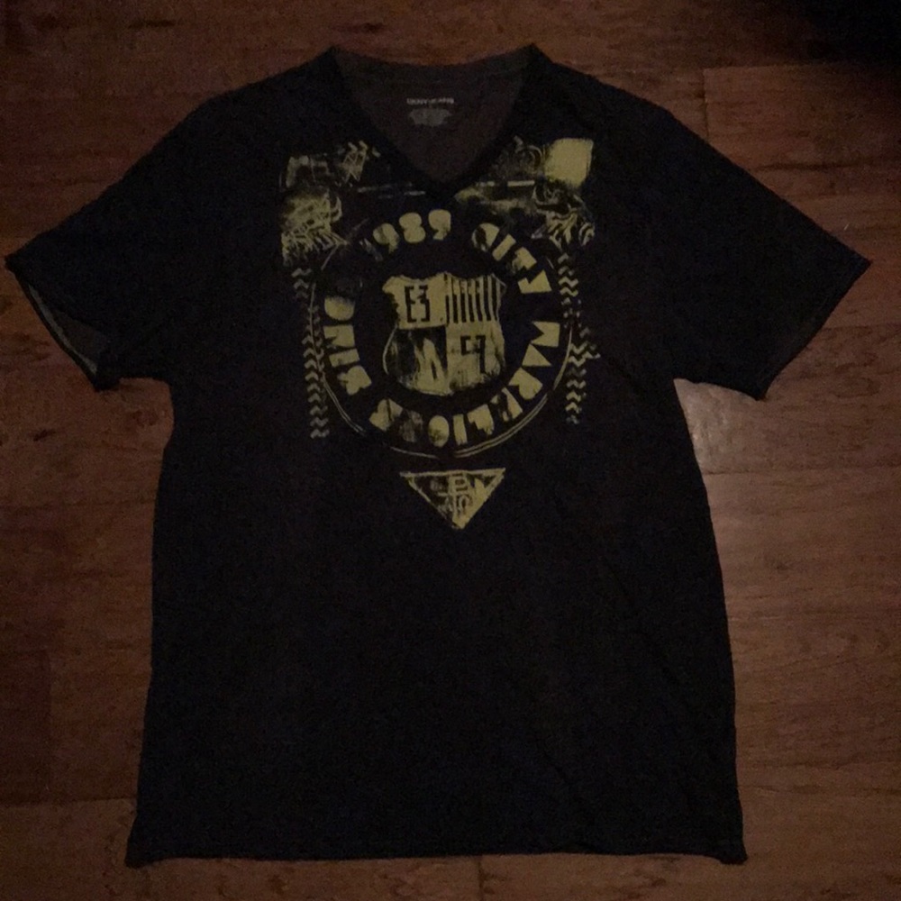 Men’s V-neck tee